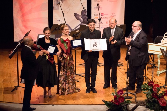 The prize-giving: Giuseppina Bridelli, Julie Fioretti, Carlo Vistoli, Niksa Simetovic, chairman of the Tebaldi Foundation, Didier de Cottignies, president of the Ancient and Baroque Repertoire jury.